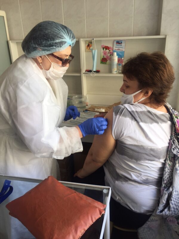 В Твери сотрудники Почты России вакцинировались от COVID-19 прямо на рабочем месте