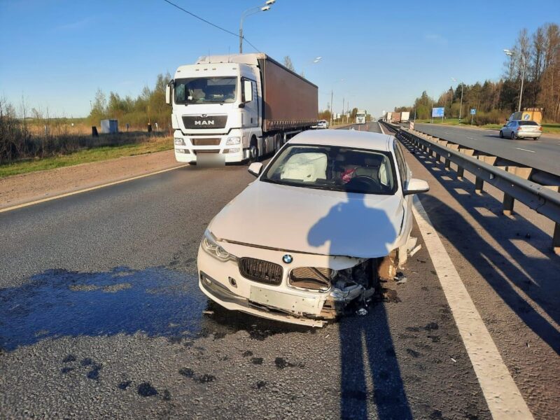 В Тверской области водитель врезался в ограждение из-за солнца