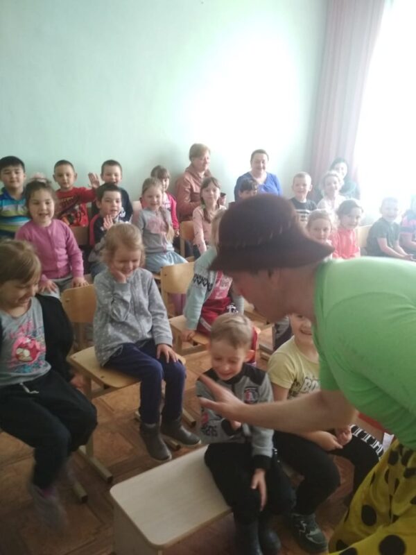 Гастролирующий цирк подарил праздник ребятам из Ржевского района