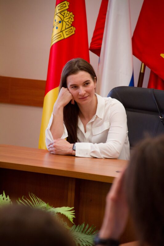 Студенты-спортсмены ТвГУ встретились со знаменитой тверской лыжницей Натальей Непряевой