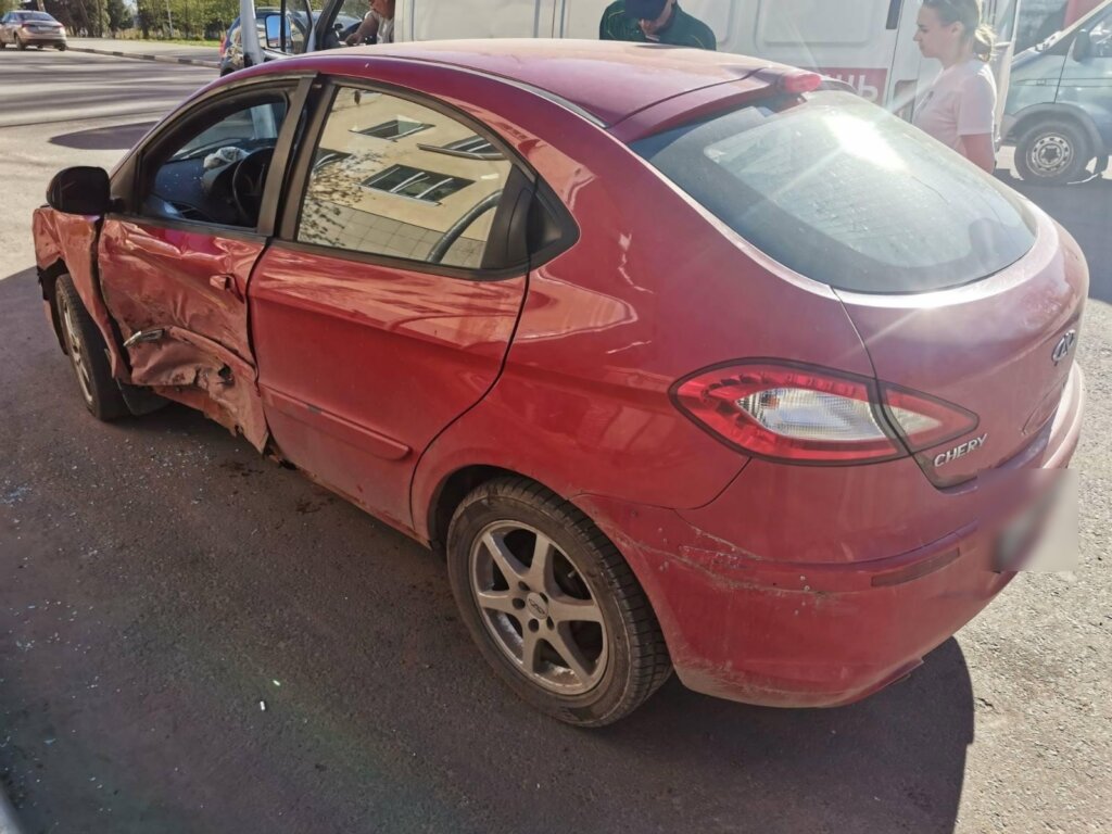 Во Ржеве произошла авария с участием двух автомобилей