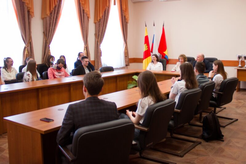 Студенты-спортсмены ТвГУ встретились со знаменитой тверской лыжницей Натальей Непряевой