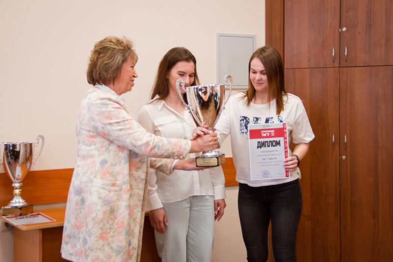 Студенты-спортсмены ТвГУ встретились со знаменитой тверской лыжницей Натальей Непряевой