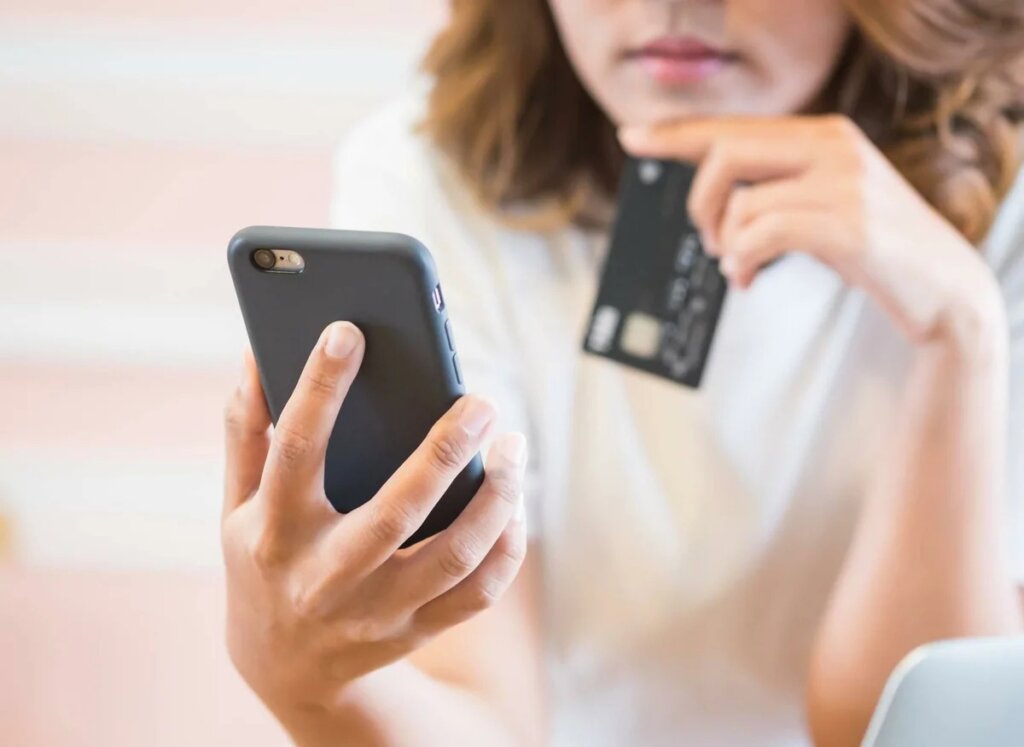 Девушка из Твери взяла два кредита и подарила мошеннику 275 тысяч рублей Доверившись аферисту, женщина из Тверской области потеряла 600 тысяч рублей