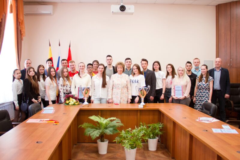 Студенты-спортсмены ТвГУ встретились со знаменитой тверской лыжницей Натальей Непряевой