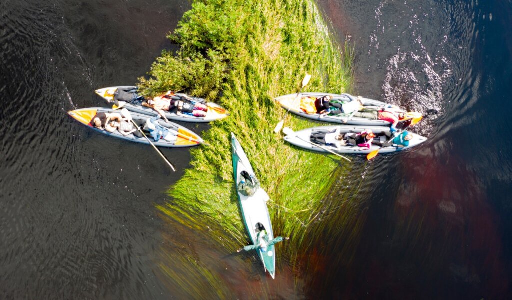 В Тверской области состоится трехдневный сплав по реке Тьме С 21 по 23 мая в Тверской области пройдет сплав на байдарках по реке Тьме "Чудное приволье". В программе путешественников ждет сплав на байдарках по маршруту " г. Тверь — д. Князево — р. Тьма — д. Савино — г. Тверь". Общая протяженность сплава составит 30 километров в течение трех дней и двух ночей. Не стоит пугаться, что водная прогулка пройдет в безостановочном режиме. Участники будут останавливаться на ночлег. Организаторы обещают прокат специального (байдарка, весло, спасжилет) и личного (коврик, спальник, палатка) снаряжения, пользование услугами инструкторов, питание с одноразовой посудой, транспортное обслуживание (от вокзала на маршрут, с маршрута на вокзал) и машину сопровождения. Об этом сообщили в группе "Сплавы. Велотуры. Активный отдых в Тверской обл."