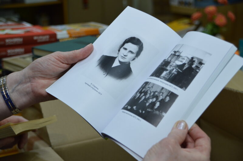 Ученая МГУ Евгения Свирина подарила Горьковской библиотеке в Твери почти 900 книг