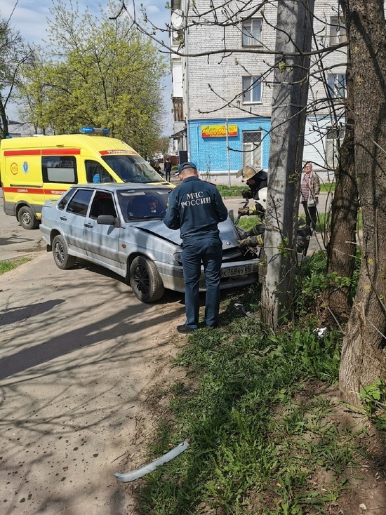 В Твери пьяный водитель испортил фонарный столб В Твери пьяный водитель испортил фонарный столб