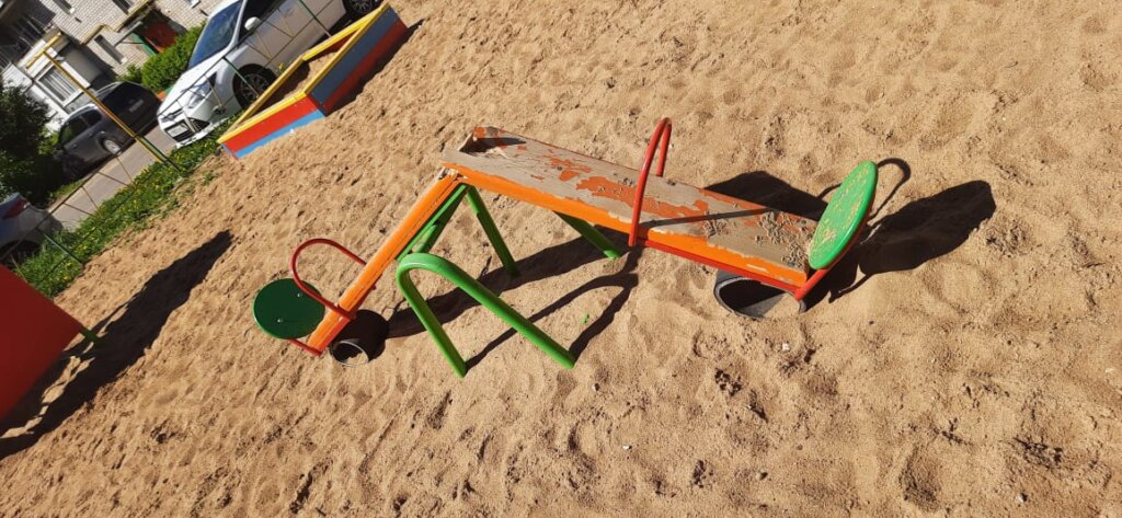 В Конаково вандалы громят детские площадки