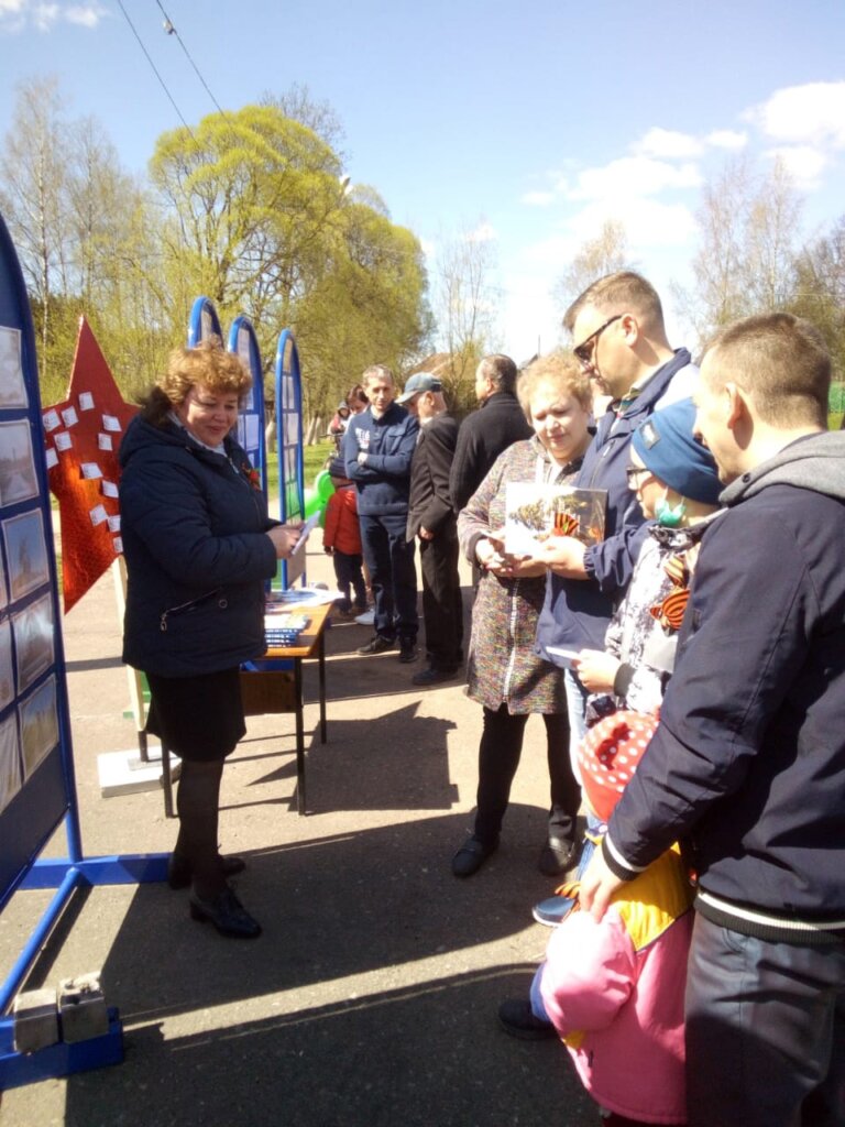 В День Победы жителям Западной Двины раздали памятные закладки
