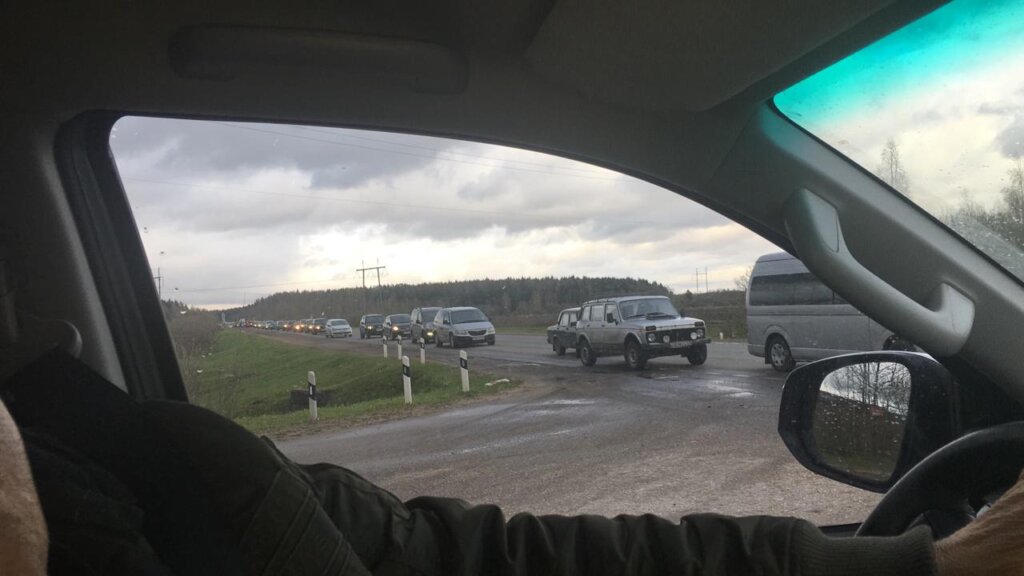 На Бежецком шоссе под Тверью образовалась гигантская пробка