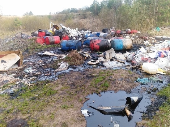 Под Тверью нашли бочки с неизвестными отходами Под Тверью нашли бочки с неизвестными отходами