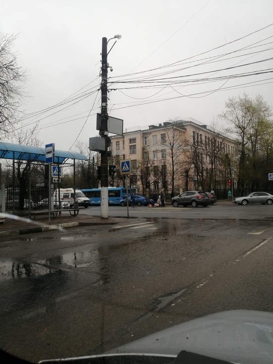В Твери на перекрестке автомобиль сбил женщину В Твери на перекрестке автомобиль сбил женщину