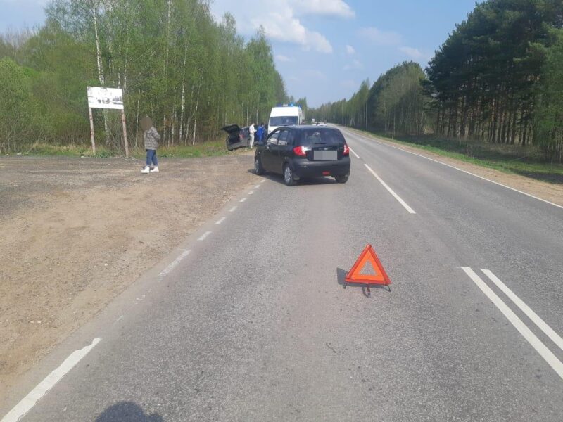 В Калининском районе водитель не выдержал дистанцию и отправил автомобиль в кювет В Калининском районе водитель не выдержал дистанцию и отправил автомобиль в кювет