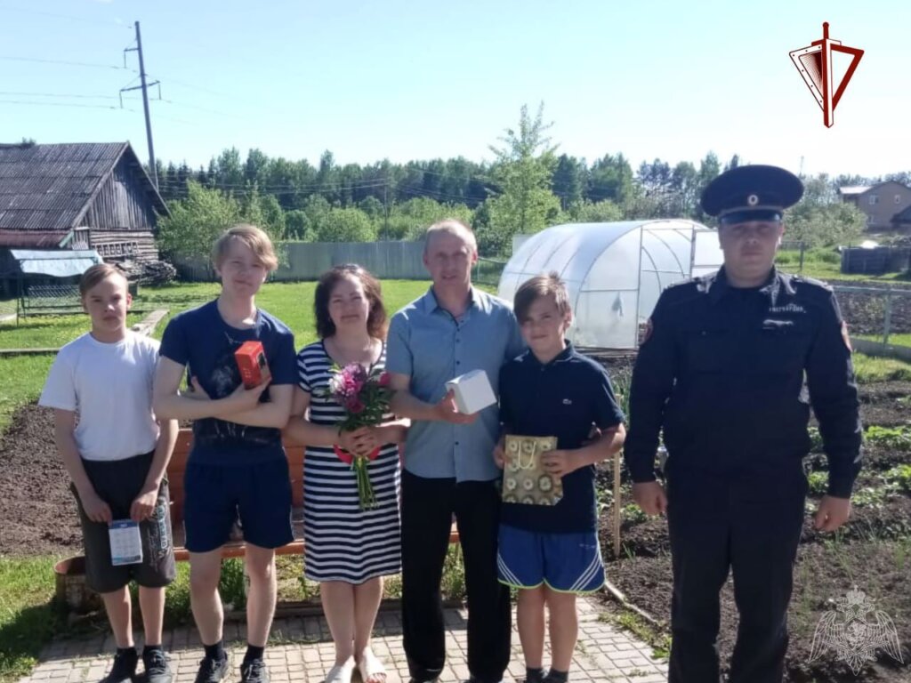 Росгвардейцы Тверской области посетили многодетную семью своего коллеги