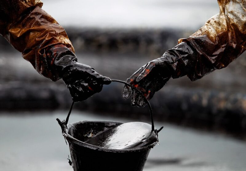 В Твери проводят очистку реки Тьмака от загрязнения нефтепродуктами В Твери проводят очистку реки Тьмака от загрязнения нефтепродуктами