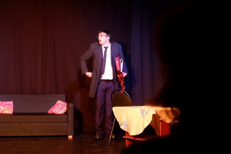 Спектаклем «Последний пылкий влюблённый» завершился сезон в театре «Зеркало»