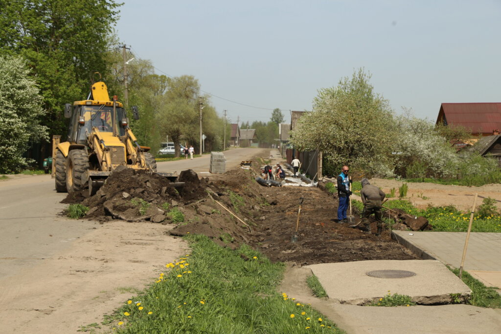 В Торопце корчевали пни и снимали старый асфальт В Торопце корчевали пни и снимали старый асфальт