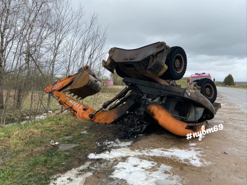 Бензовоз опрокинул экскаватор в Тверской области