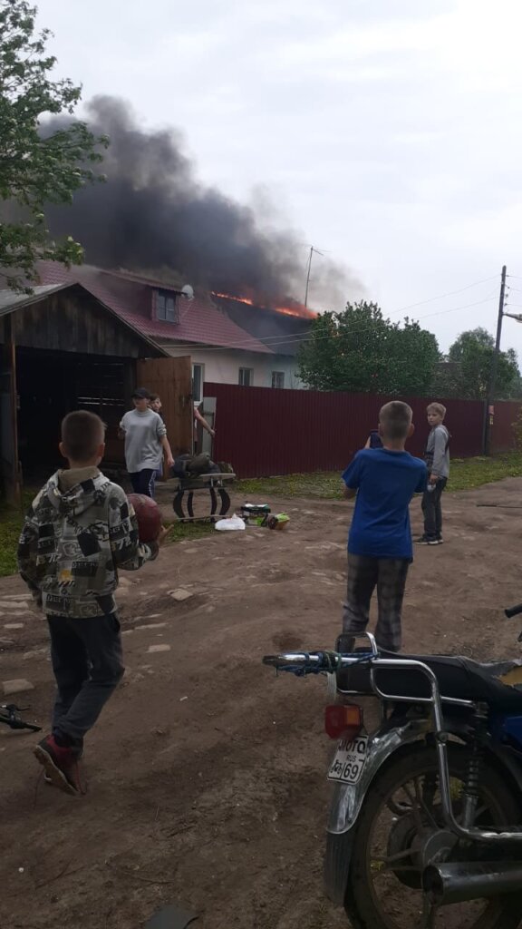 Пожар в Тверской области разрушил жилье двух семей