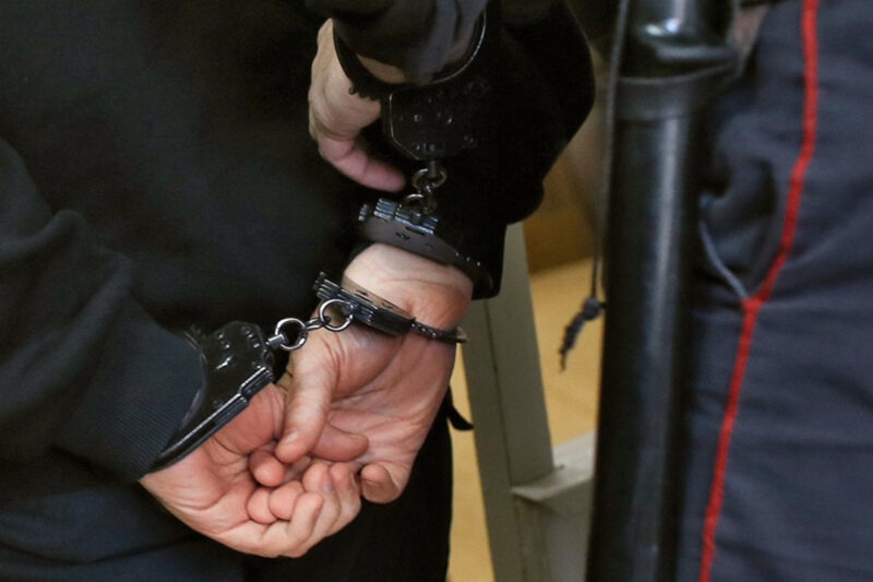 Неработающий житель украл планшет в одном из кафе Твери В Тверской области молодой парень украл из чужого авто магнитолу и аккумулятор