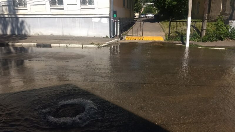 В Твери заметили горячий фонтан из люка В Твери заметили горячий фонтан из люка