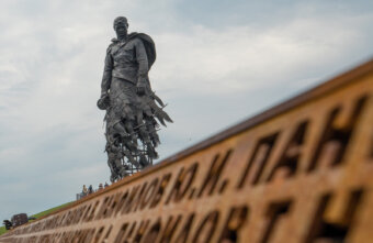 Над Ржевским мемориалом Советскому солдату запустят 1000 беспилотников в честь Дня Победы Игорь Руденя обсудил с директором Музея Победы развитие территории Ржевского мемориала