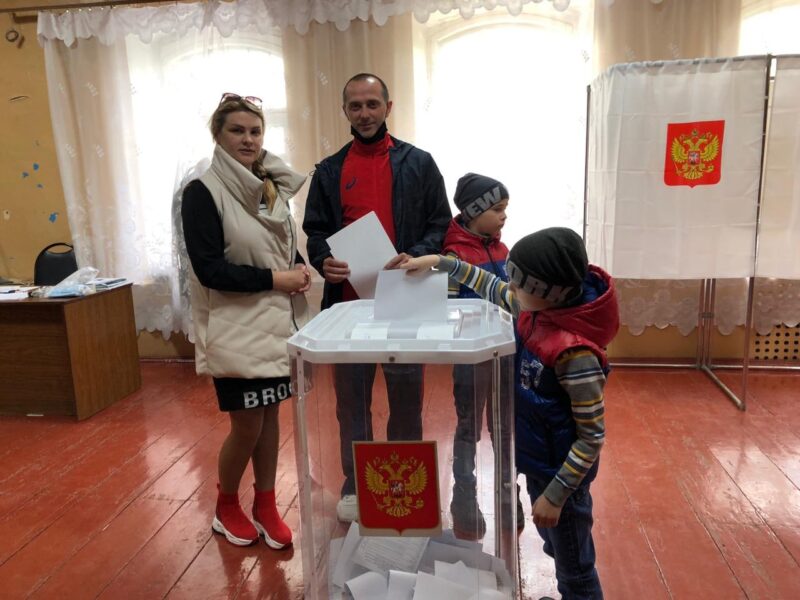 В Бежецке на предварительное голосование пришла семья из четырех человек В Бежецке на предварительное голосование пришла семья из четырех человек
