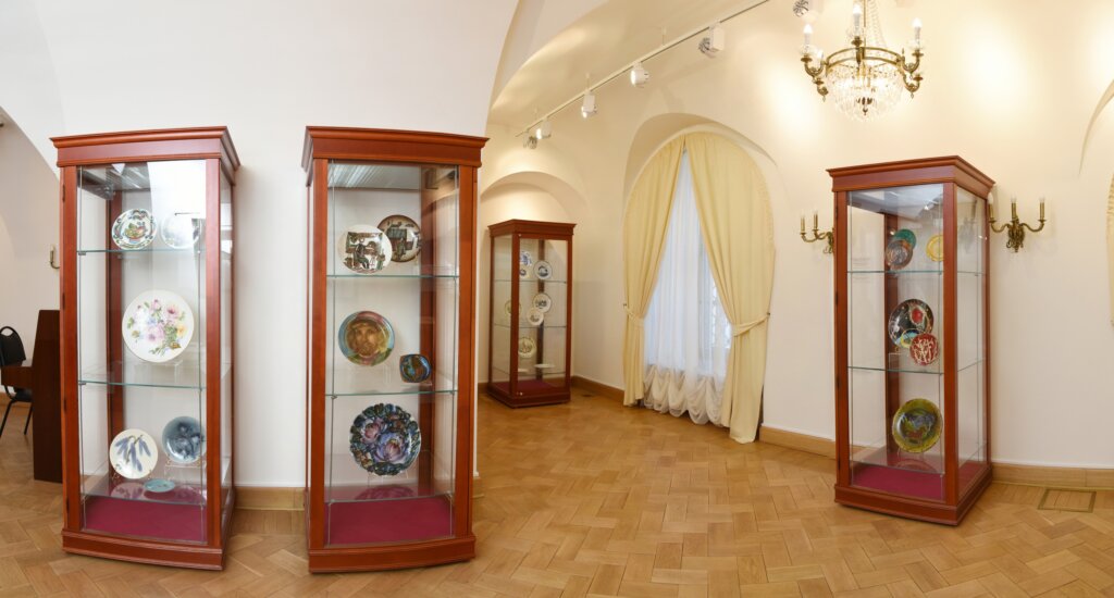 Тарелки - произведения искусства - ещё можно увидеть в Тверском императорском дворце