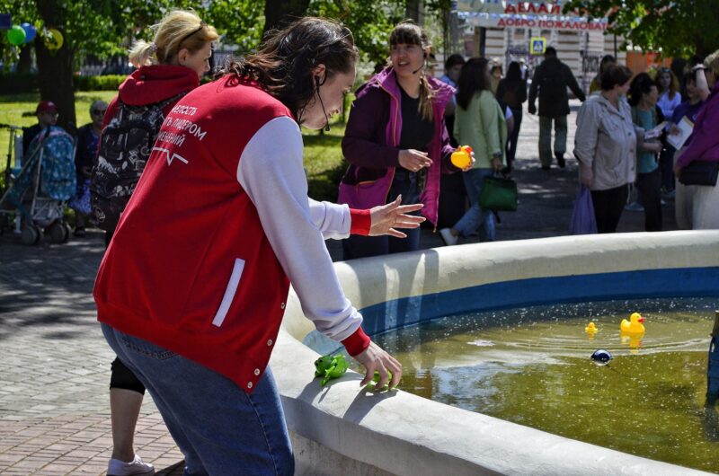 Площадь добра: волонтеры устроили фестиваль благотворительности в горсаду