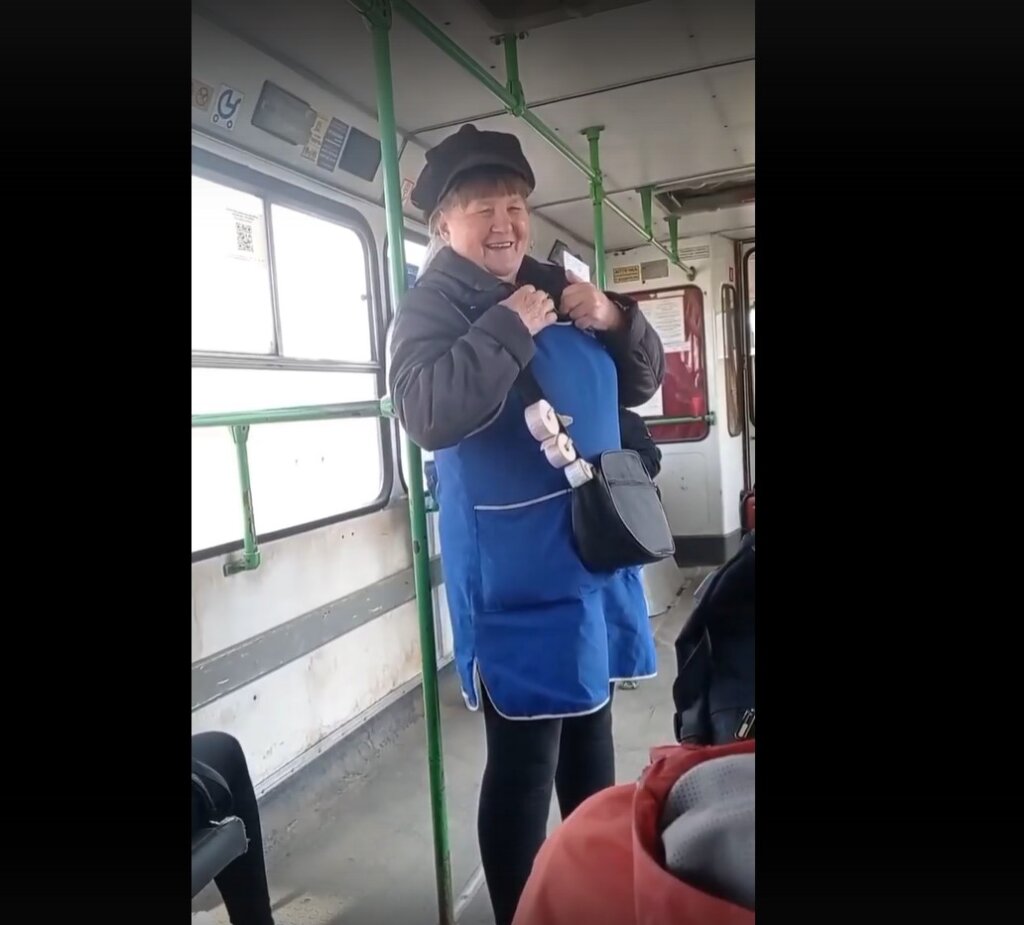 В Тверской области веселый кондуктор спела частушки пассажирам автобуса