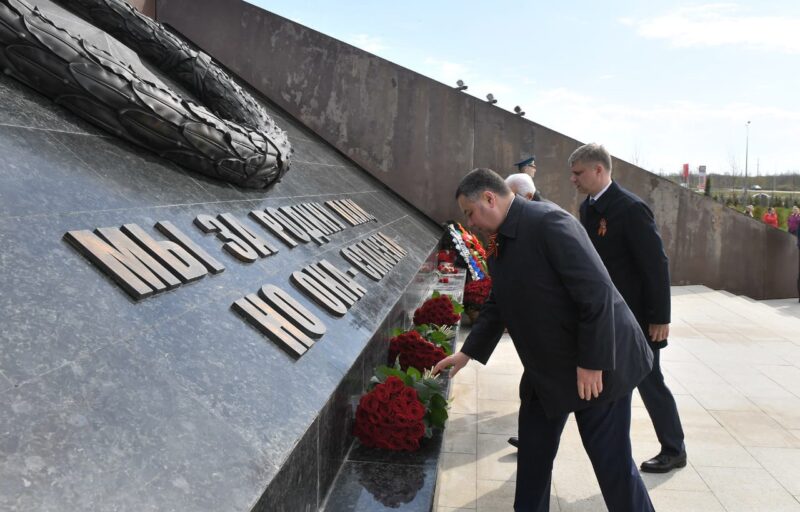 Игорь Руденя и Олег Белозеров возложили цветы к Ржевскому мемориалу