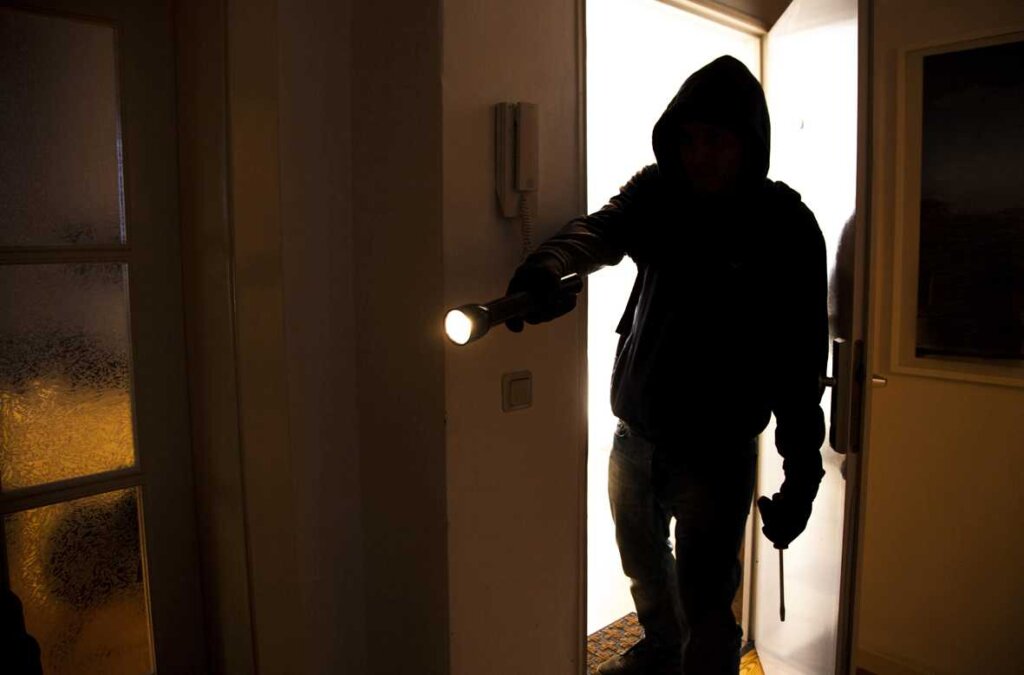 В Тверской области рецидивист вынес из чужой квартиры чугунные батареи