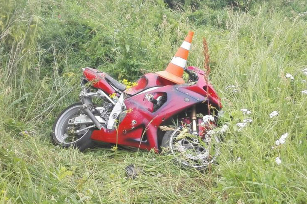 В Тверской области мотоциклист съехал с мостовой в кювет