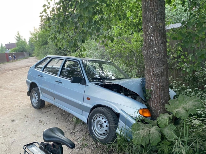 В Тверской области водитель врезался в дерево, а после бросил автомобиль В Тверской области водитель врезался в дерево, а после бросил автомобиль