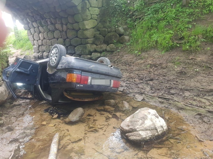 В Тверской области водитель погиб от падения с моста В Тверской области водитель погиб от падения с моста