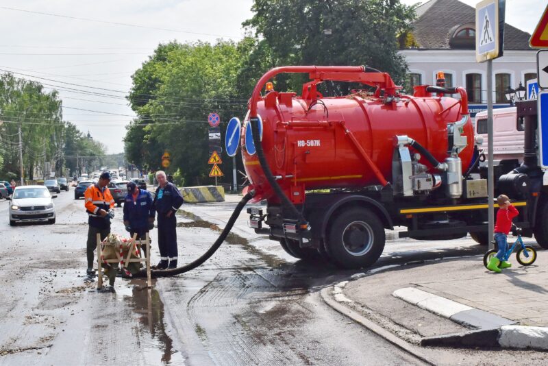 В Твери чистят ливневки и откачивают воду после сильного дождя