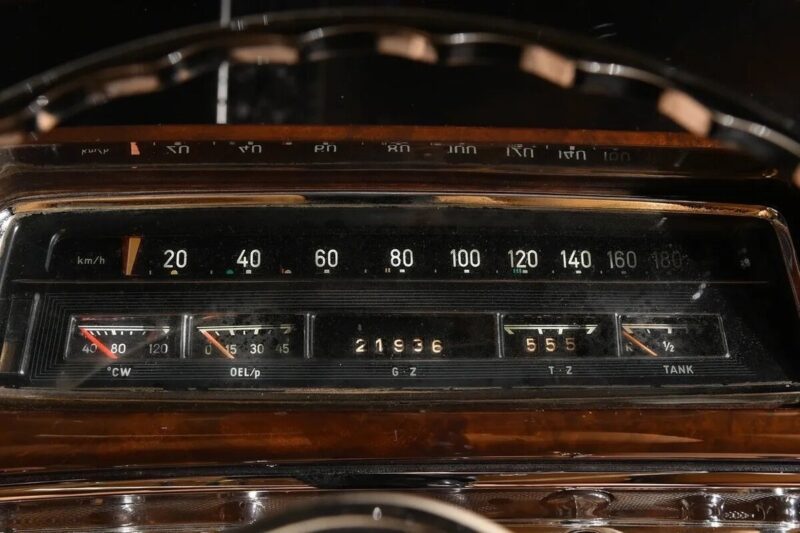 В Твери выставлен на продажу эксклюзивный кабриолет 1959 года