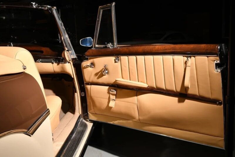 В Твери выставлен на продажу эксклюзивный кабриолет 1959 года