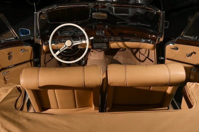 В Твери выставлен на продажу эксклюзивный кабриолет 1959 года