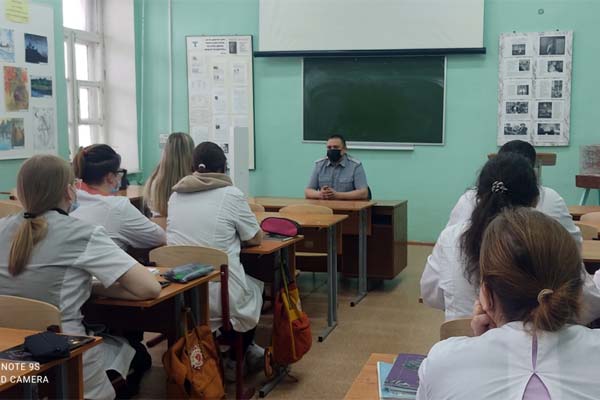 Во Ржеве сотрудник УФСИН провёл профилактическую беседу со студентами-медиками Во Ржеве сотрудник УФСИН провёл профилактическую беседу со студентами-медиками
