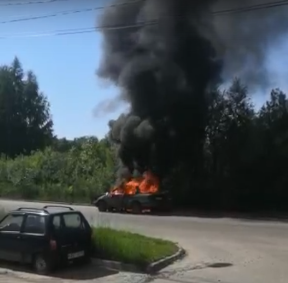 В Твери на улице Хромова загорелся автомобиль В Твери на улице Хромова загорелся автомобиль