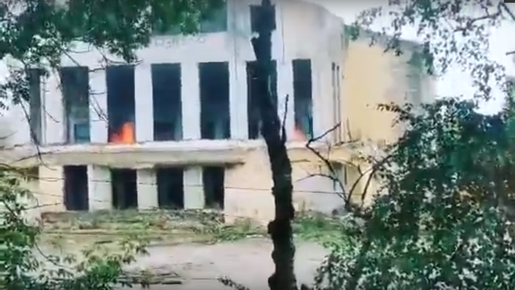 В Тверской области горит здание бывшего Дома культуры