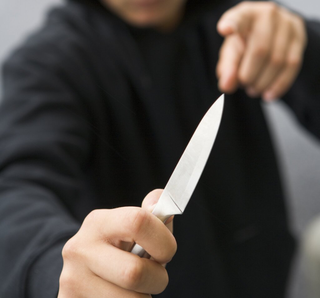 В Тверской области сотрудник пилорамы заколол неприятеля