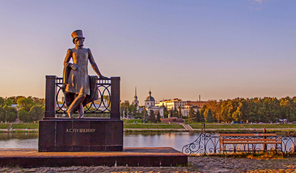 На набережной Городского сада призывают читать Пушкина Что классик завещал: какие возможности дает Пушкинская карта