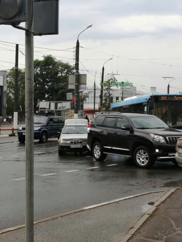 У автовокзала в Твери легковушка врезалась во внедорожник