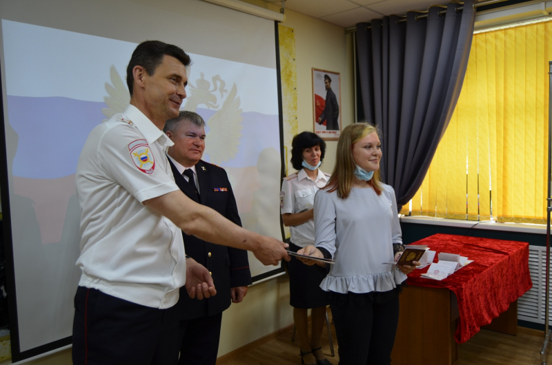 Юным жителям Тверской области вручили паспорта граждан РФ в преддверии Дня России Юным жителям Тверской области вручили паспорта граждан РФ в преддверии Дня России