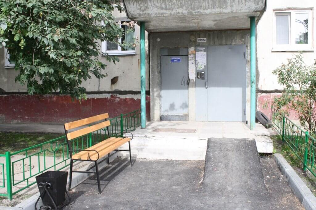 Житель Тверской области уснул на лавочке и остался без денег