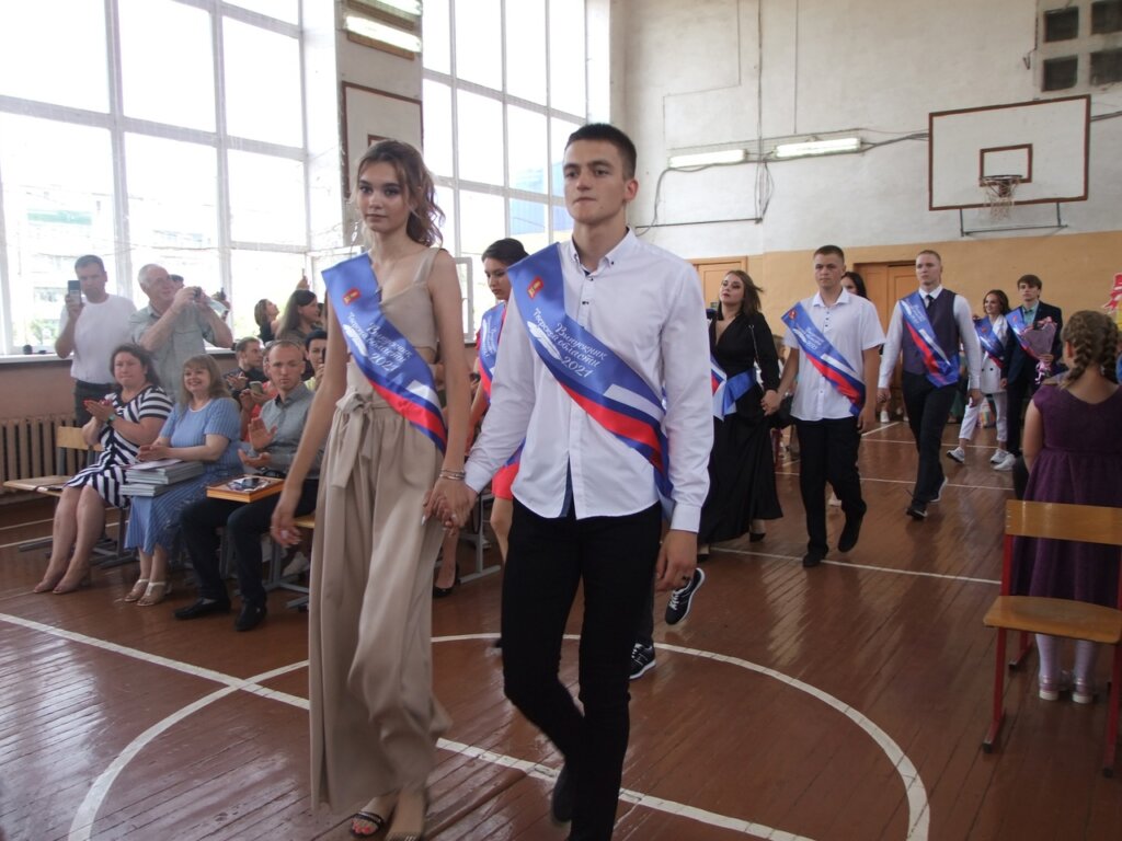 Торопецкие выпускники получили аттестаты об окончании школы Торопецкие выпускники получили аттестаты об окончании школы