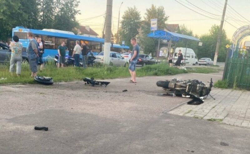 Есть погибшие: в Твери кроссовер столкнулся с мотоциклом Есть погибшие: в Твери кроссовер столкнулся с мотоциклом